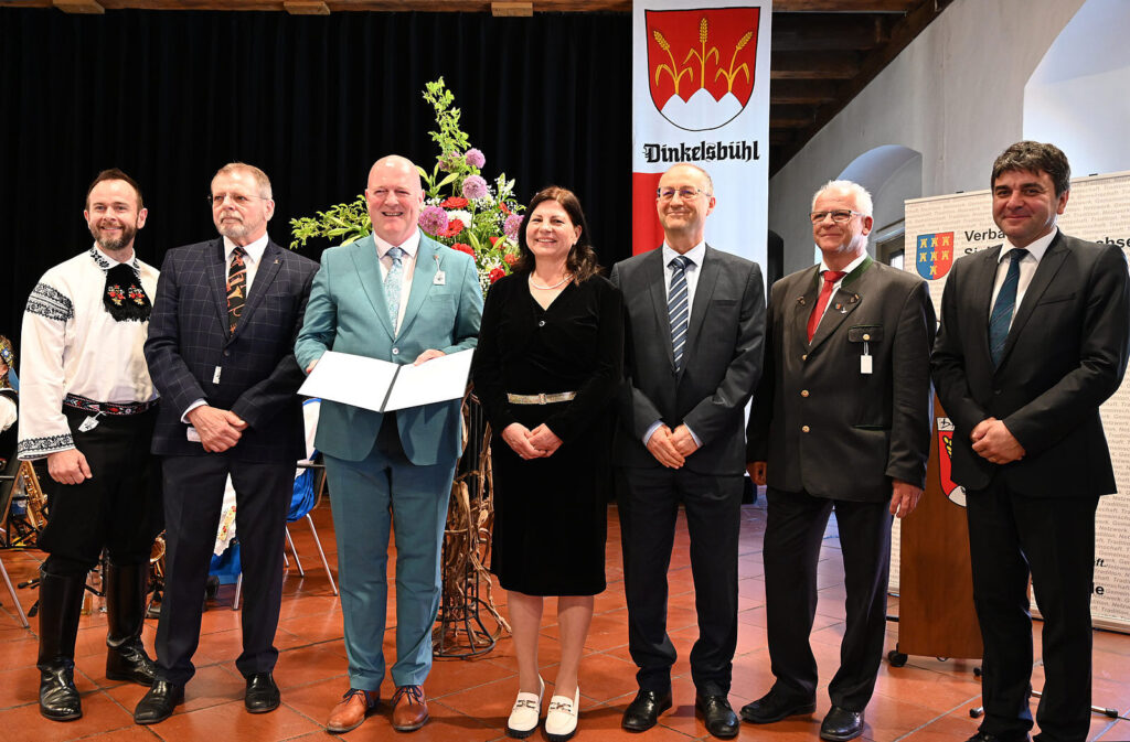Vertreter der Föderation der Siebenbürger Sachsen unterzeichneten den Beitritt der Schweiz als sechstes Mitglied, von links nach rechts: Rick Hesch (Kanada), Michael Bachinger (USA), Rainer Lehni (Föderationspräsident, Deutschland), Marianne Hallmen und Franz Both (Schweiz), Manfred Schuller (Österreich) und Dr. Radu Nebert (Siebenbürgen).
Fotos: Christian Schoger